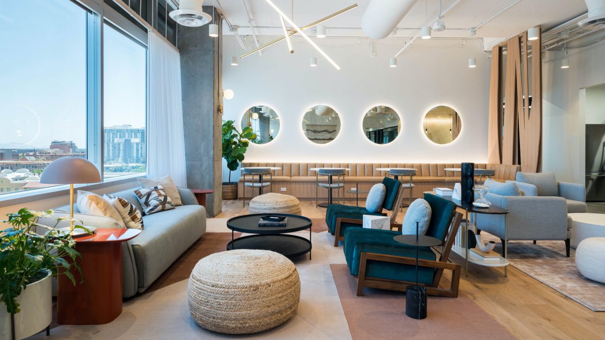 Members can take a break, network, or hold casual meetings in the location’s lounge.