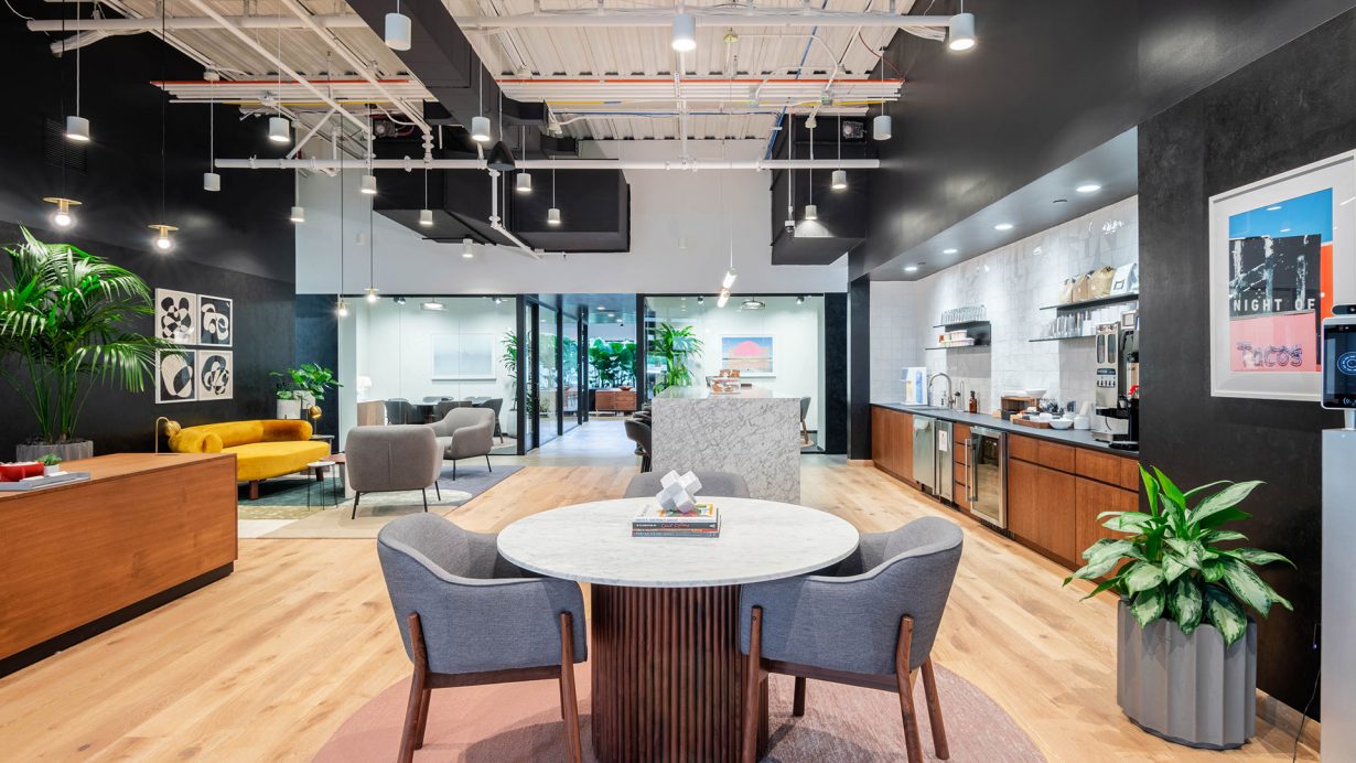 Common areas like this one have plenty of spaces for impromptus meetings.